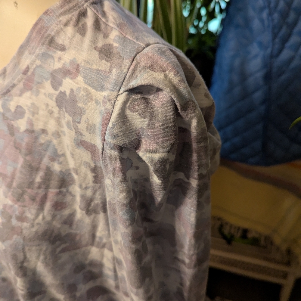 Women's Democracy Poly Rayon Blend Lilac Grey Camo Puffed Sleeve Tee Sz Xl - Picture 3 of 3